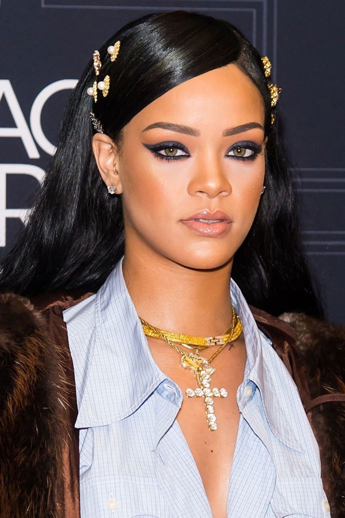 Na červený koberec Rihanna vždy zvolí nějaký alespoň trochu extravagantní look.
Na červený koberec Rihanna vždy zvolí nějaký alespoň trochu extravagantní look.