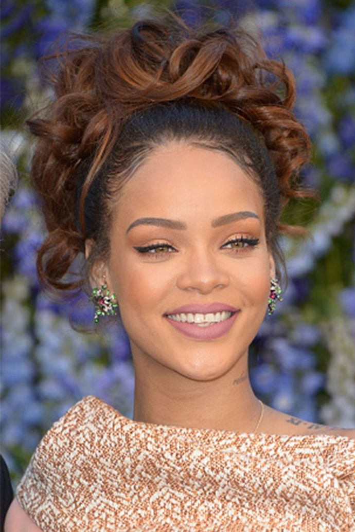 Na přehlídku Dior na pařížském fashion weeku zvolila Rihanna pro ni nezvykle uhlazený outfit. Nám se moc líbí její matná růžová rtěnka.
Na přehlídku Dior na pařížském fashion weeku zvolila Rihanna pro ni nezvykle uhlazený outfit. Nám se moc líbí její matná růžová rtěnka.