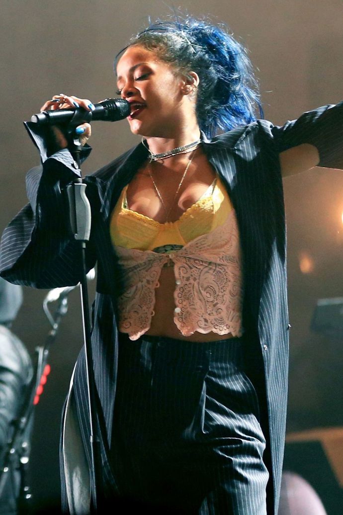 Na koncertě s názvem We Can Survive pořádaném rádiem CBS Rihanna ukázala svou novou modrou barvu vlasů.
Na koncertě s názvem We Can Survive pořádaném rádiem CBS Rihanna ukázala svou novou modrou barvu vlasů.
