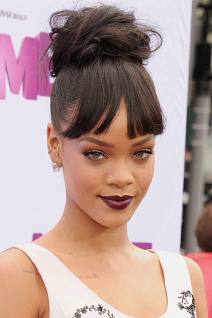 S výraznou ofinou a rtěnkou v borůvkové barvě na sebe Rihanna opět upoutala pozornost při premiéře animovaného filmu Konečně doma.
S výraznou ofinou a rtěnkou v borůvkové barvě na sebe Rihanna opět upoutala pozornost při premiéře animovaného filmu Konečně doma.