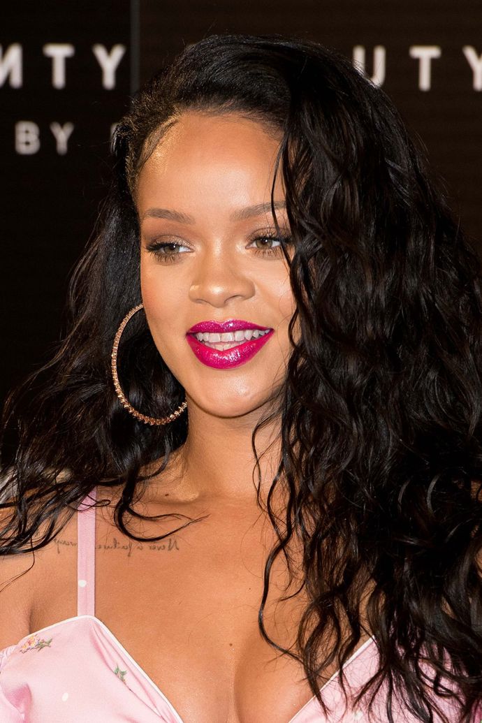 Rihanna má na sobě rtěnku Fenty ze své vlastní kolekce Mattemoiselle collection v Sephoře v Madridu. Tenhle odstín se jmenuje Candy Venom.
Rihanna má na sobě rtěnku Fenty ze své vlastní kolekce Mattemoiselle collection v Sephoře v Madridu. Tenhle odstín se jmenuje Candy Venom.