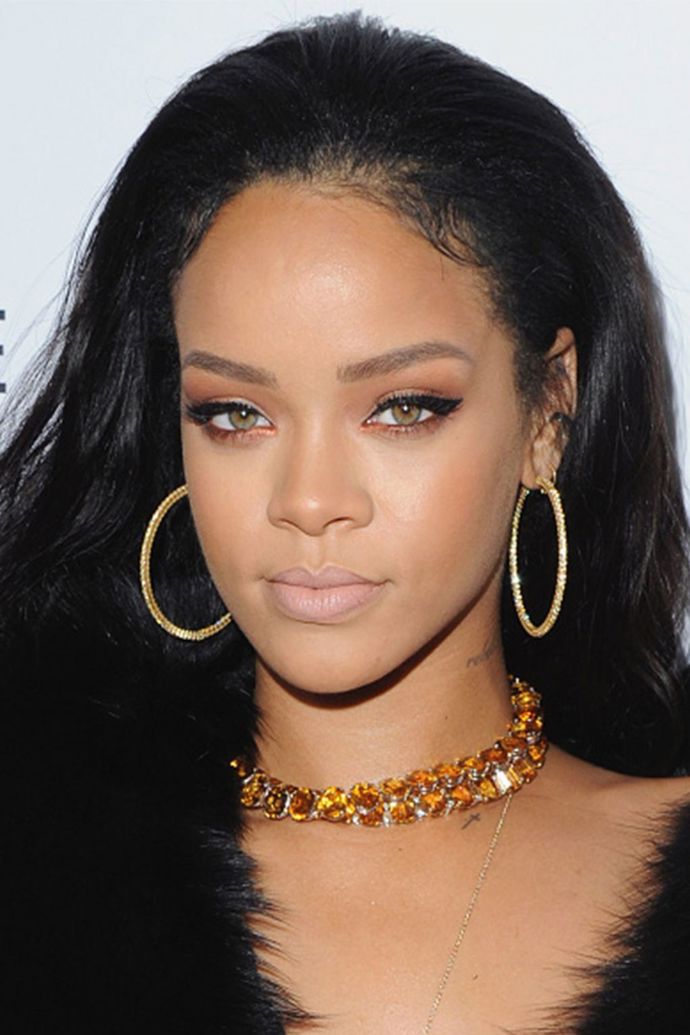 Rihanna na The Daily Front Row's 1st Annual Fashion LA Awards zaujala bronzovými linkami sladěnými s náhrdelníkem.
Rihanna na The Daily Front Row's 1st Annual Fashion LA Awards zaujala bronzovými linkami sladěnými s náhrdelníkem.