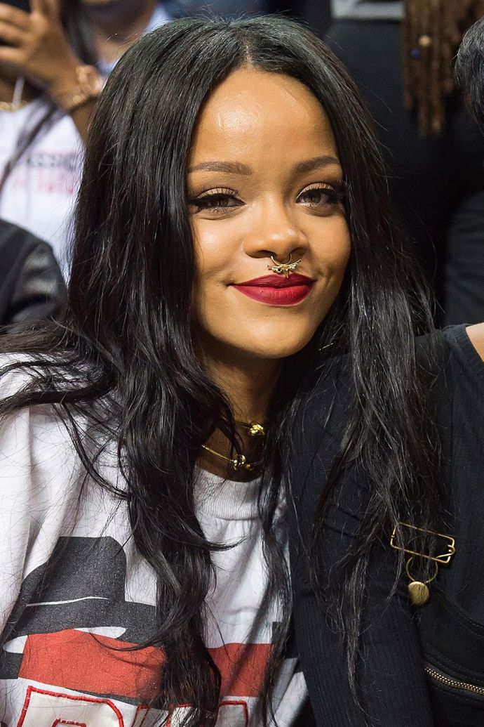Na charitativním basketbalovém zápase v srpnu 2014 Rihanna zaujala novým kroužkem v nose.
Na charitativním basketbalovém zápase v srpnu 2014 Rihanna zaujala novým kroužkem v nose.