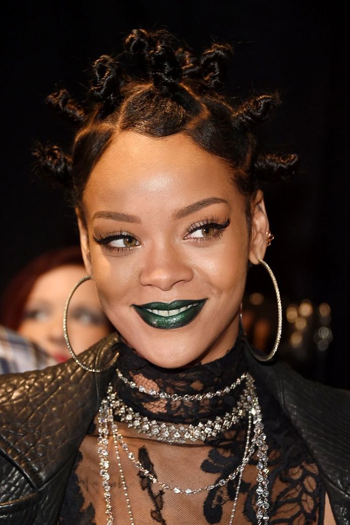 Rihanna se nikdy nebála zkoušet nové trendy, a tak na iHeartRadio Awards v roce 2014 dorazila v extravagantním účesu a se zelenou rtěnkou.
Rihanna se nikdy nebála zkoušet nové trendy, a tak na iHeartRadio Awards v roce 2014 dorazila v extravagantním účesu a se zelenou rtěnkou.