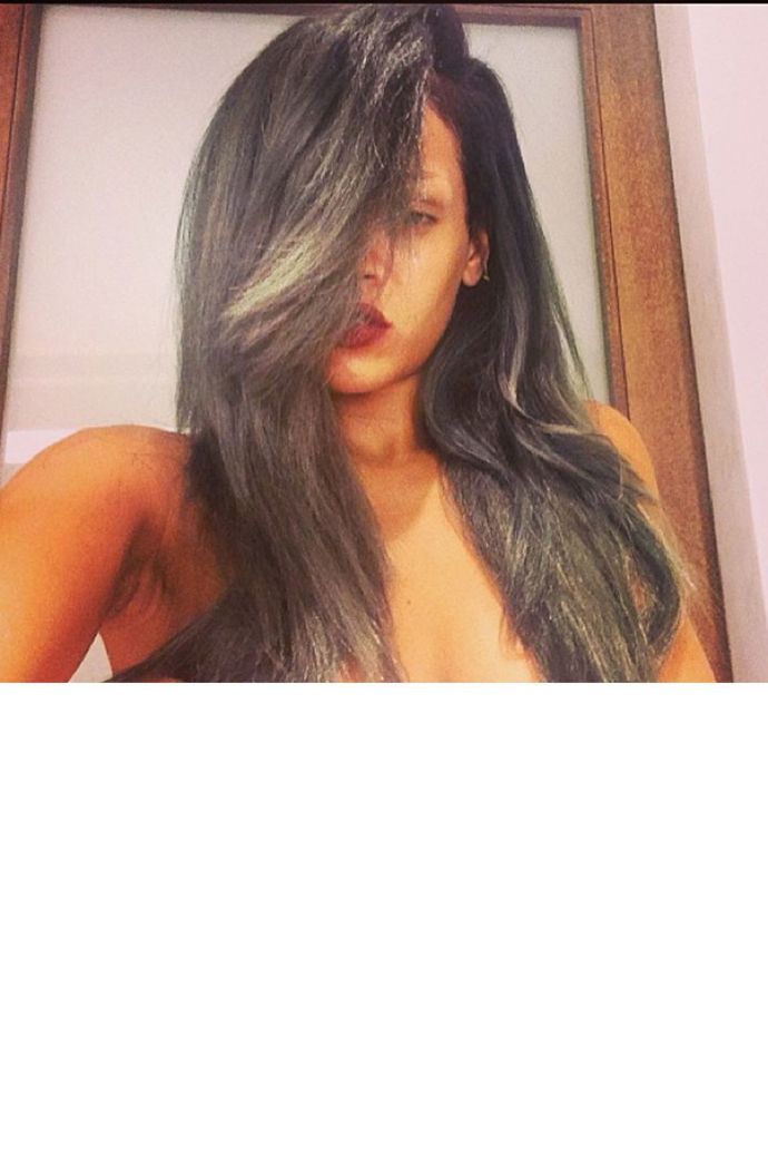 V roce 2013 přidala Rihanna na svůj Instagram tuhle fotku s popiskem "Grey is the new black!" (Šedá je nová černá)
V roce 2013 přidala Rihanna na svůj Instagram tuhle fotku s popiskem "Grey is the new black!" (Šedá je nová černá)