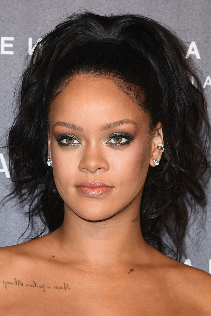 Líčení do zelena krásně ladí k Rihanniným zelenohnědým očím.
Líčení do zelena krásně ladí k Rihanniným zelenohnědým očím.