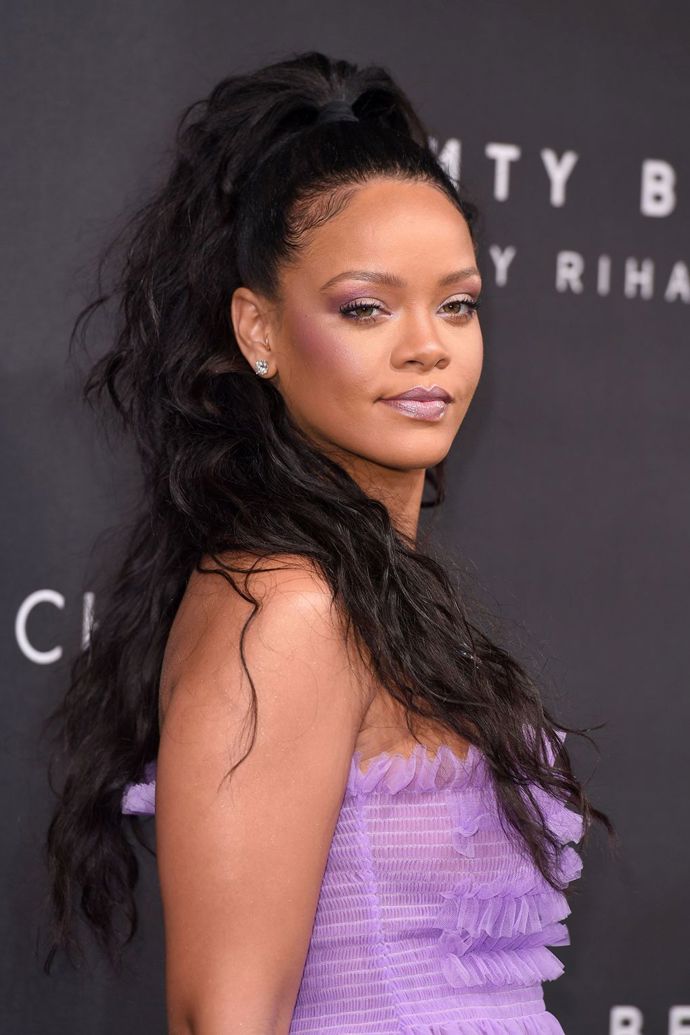 Rihanna pro uvedení své kolekce Fenty Beauty v Londýně zvolila fialové líčení ke světle fialovým šatům
Rihanna pro uvedení své kolekce Fenty Beauty v Londýně zvolila fialové líčení ke světle fialovým šatům