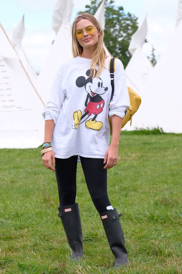 Na festivalu Glastonbury Margot dokázala, že jí sluší úplně všechno, včetně téhle mikiny s Mickey Mousem a holínek Hunters.
Na festivalu Glastonbury Margot dokázala, že jí sluší úplně všechno, včetně téhle mikiny s Mickey Mousem a holínek Hunters.