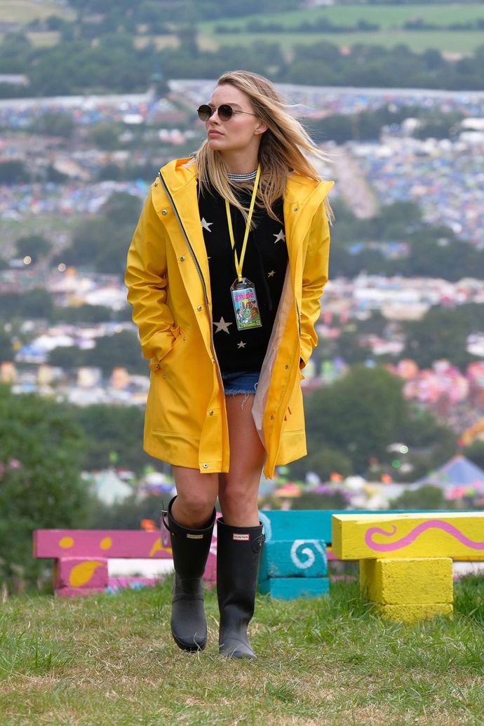 Žlutý nepromokavý kabát a holínky jsou základní výbavou každého návštěvníka Glastonbury, protože britské počasí je zkrátka i v létě nevyzpytatelné.
Žlutý nepromokavý kabát a holínky jsou základní výbavou každého návštěvníka Glastonbury, protože britské počasí je zkrátka i v létě nevyzpytatelné.