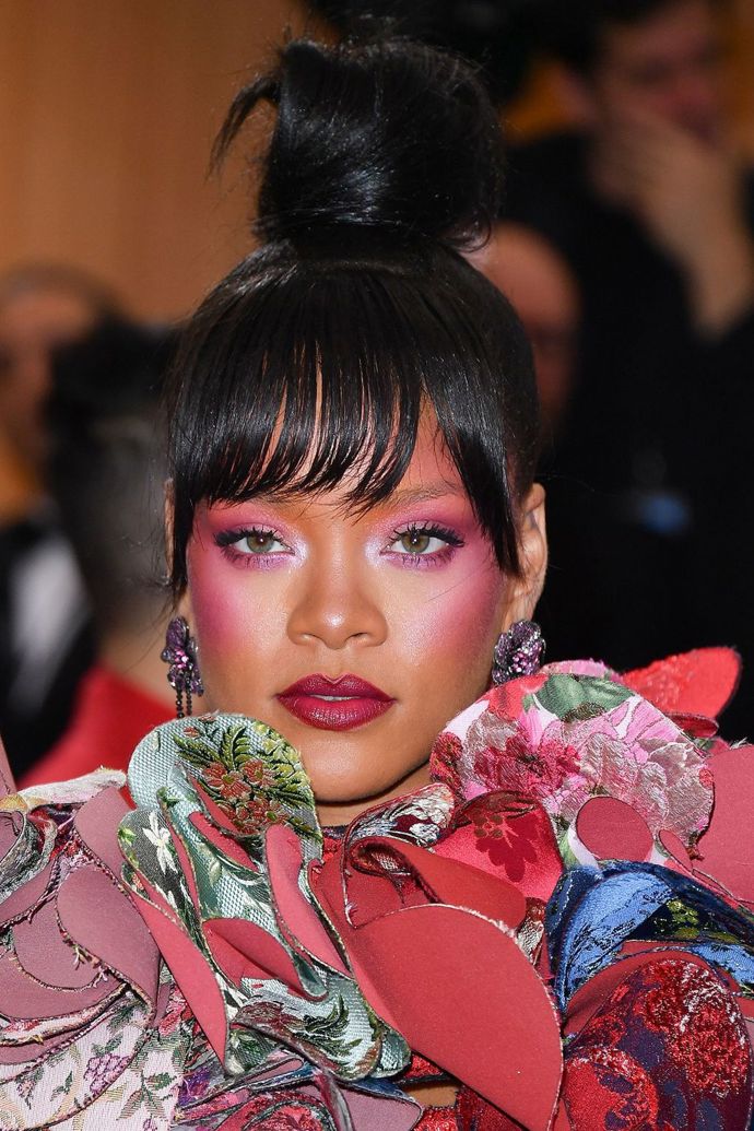 Na Met Gala 2017 měla Rihanna vyčesaný hodně vysoký drdol a výrazné růžové líčení
Na Met Gala 2017 měla Rihanna vyčesaný hodně vysoký drdol a výrazné růžové líčení