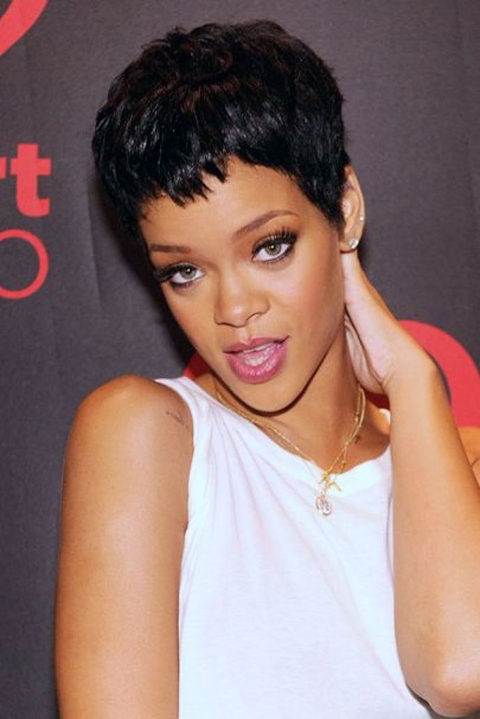 2012
V krátkých vlasech se nám Rihanna líbila snad nejvíce. Jak už to u ní ale bývá, nezůstala u tohoto účesu nijak dlouho.
2012
V krátkých vlasech se nám Rihanna líbila snad nejvíce. Jak už to u ní ale bývá, nezůstala u tohoto účesu nijak dlouho.
