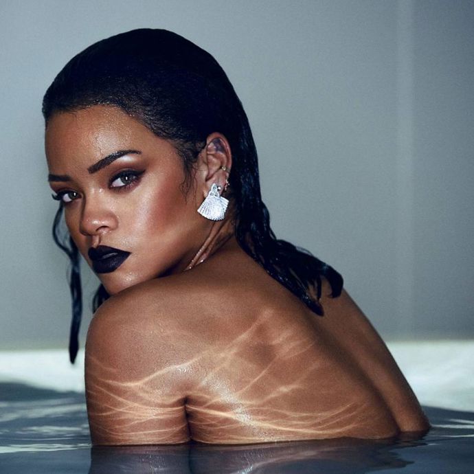 Tmavá rtěnka Rihanně obzvlášť sluší. Tahle fotografie je z focení pro ANTIdiaRy.com.
Tmavá rtěnka Rihanně obzvlášť sluší. Tahle fotografie je z focení pro ANTIdiaRy.com.
