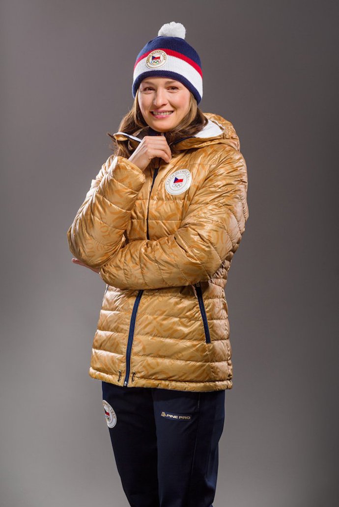 Česká republika

Protože Eva Samková svou bundu na olympiádě v Soči při zlatém vítězství otočila naruby, aby byla vidět zlatá podšívka, rozhodli se tvůrci letošní kolekce tento prvek zařadit úmyslně. Bunda je tedy oboustranná s nápisem "Reversible for those golden moments."
