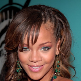 V pouhých patnácti letech Robyn Rihannu Fenty objevil producent Evan Rogers. Jejím prvním velkým vystoupením mimo domovský Barbados byla kanadská televizní show Roc La Familia, a to když jí bylo 17. V té show ji viděl Jay-Z a stal se tak jejím mentorem a producentem. V britské televizi se objevila o několik měsíců později v pořadu MTV Total Request Live. Tehdy se psal rok 2005.
