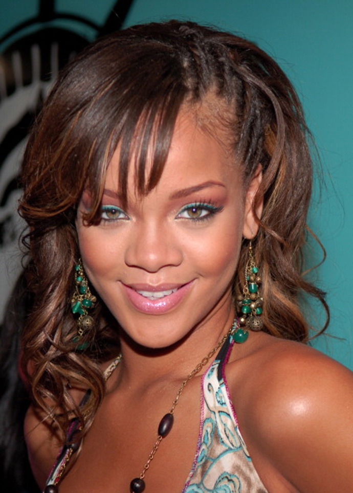 V pouhých patnácti letech Robyn Rihannu Fenty objevil producent Evan Rogers. Jejím prvním velkým vystoupením mimo domovský Barbados byla kanadská televizní show Roc La Familia, a to když jí bylo 17. V té show ji viděl Jay-Z a stal se tak jejím mentorem a producentem. V britské televizi se objevila o několik měsíců později v pořadu MTV Total Request Live. Tehdy se psal rok 2005.
V pouhých patnácti letech Robyn Rihannu Fenty objevil producent Evan Rogers. Jejím prvním velkým vystoupením mimo domovský Barbados byla kanadská televizní show Roc La Familia, a to když jí bylo 17. V té show ji viděl Jay-Z a stal se tak jejím mentorem a producentem. V britské televizi se objevila o několik měsíců později v pořadu MTV Total Request Live. Tehdy se psal rok 2005.