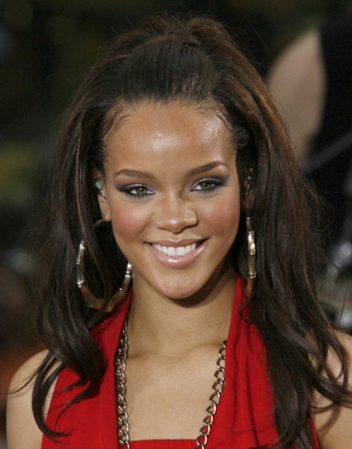 Při svém vystoupení v Today Show v New Yorku Rihanna ukazuje, že je stále ta mladá holka z Barbadosu. Červená jí ale náramně sluší.
Při svém vystoupení v Today Show v New Yorku Rihanna ukazuje, že je stále ta mladá holka z Barbadosu. Červená jí ale náramně sluší.