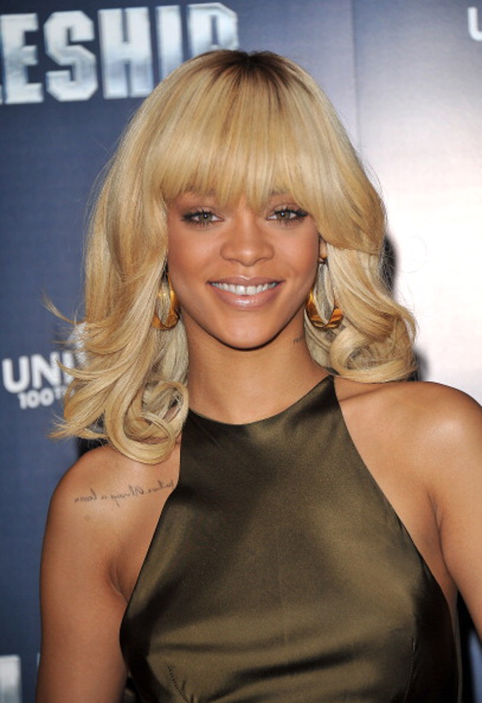 Další změnu barvy vlasů vyzkoušela Rihanna v roce 2012 a vystoupila tak na uvedení nového filmu Bitevní loď.
Další změnu barvy vlasů vyzkoušela Rihanna v roce 2012 a vystoupila tak na uvedení nového filmu Bitevní loď.