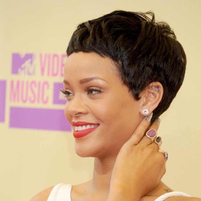 V roce 2012 Rihanna všechny překvapila, když se na MTV Video Music Awards objevila v krátkém sestřihu.
V roce 2012 Rihanna všechny překvapila, když se na MTV Video Music Awards objevila v krátkém sestřihu.