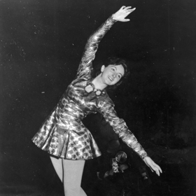 1952 Zimní olympiáda, Oslo, Norsko
Britská krasobruslařka Jeannette Altwegg pózuje v saténovém kostýmku, ve kterém vyhrála zlatou medaili. O rok později jí byl udělen Řád Britského Impéria.
1952 Zimní olympiáda, Oslo, Norsko
Britská krasobruslařka Jeannette Altwegg pózuje v saténovém kostýmku, ve kterém vyhrála zlatou medaili. O rok později jí byl udělen Řád Britského Impéria.