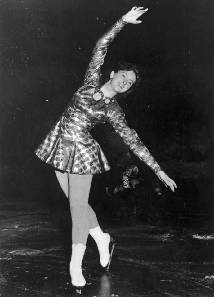 1952 Zimní olympiáda, Oslo, Norsko

Britská krasobruslařka Jeannette Altwegg pózuje v saténovém kostýmku, ve kterém vyhrála zlatou medaili. O rok později jí byl udělen Řád Britského Impéria.
