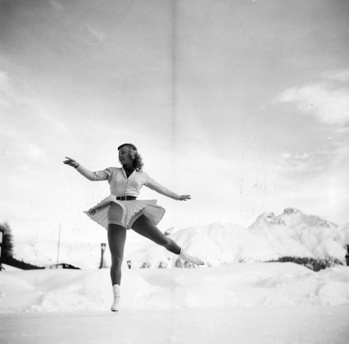 1948 Zimní olympiáda, Svatý Mořic, Švýcarsko

Americká krasobruslařka Gretchen Merril ve sněhově bílém kostýmu s dlouhým rukávem a plisovanou sukní. V roce 2000 byla v USA uvedena do krasobruslařské síně slávy.

