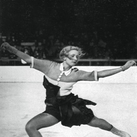 1936 Zimní olympiáda, Garmisch-Partenkirchen, Německo
Věra Hrubá reprezentovala v krasobruslení Českoskolvensko v roce 1936. Její kostým s límečkem a velkými knoflíky nás baví.
1936 Zimní olympiáda, Garmisch-Partenkirchen, Německo
Věra Hrubá reprezentovala v krasobruslení Českoskolvensko v roce 1936. Její kostým s límečkem a velkými knoflíky nás baví.