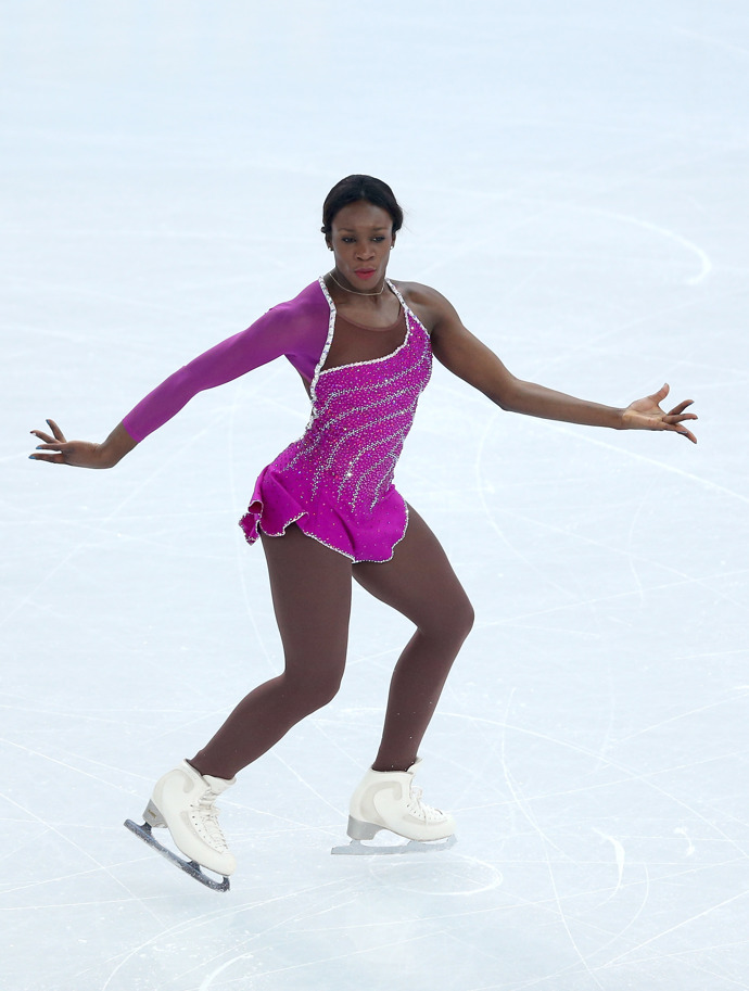 2014 Zimní olympiáda, Sochi, Rusko

Francouzská krasobruslařka Maé-Bérénice Méité vypadala naprosto skvěle v tomto světle purpurovém kostýmu s asymetrickými rukávy a jasně modrým lakem na nehty.
