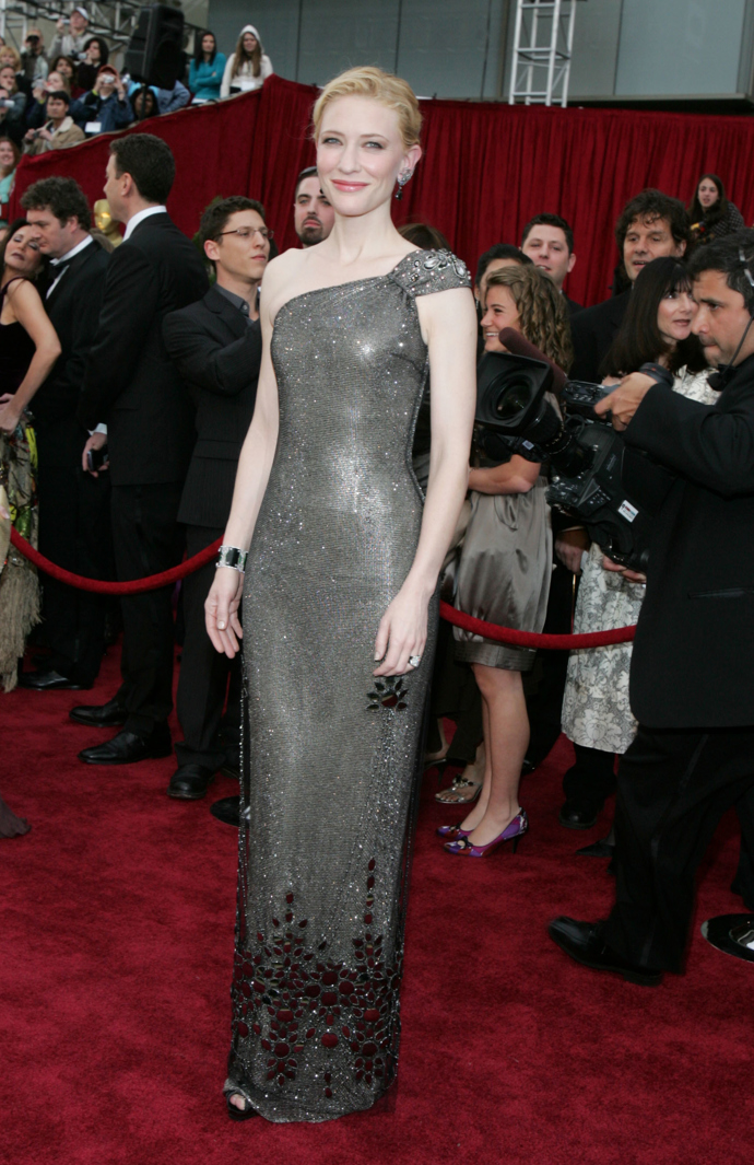 CATE BLANCHETT, ARMANI: $200 000

Cate Blanchett v roce 2007 vyrazila na červený koberec doslova oblečena do Swarovski krystalů.  
