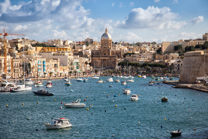 Valletta, Malta

A abychom nezapomněli ani na Evropu, osmdesát kilometrů jižně od Sicílie leží Malta s prehistorickými chrámy, nádherným středověkým městem Mdina a pobřežím lemovaným skrytými zátokami a modrými lagunami. Nachází se zde také Valletta, město jmenované evropským hlavním městem kultury 2018. Na letošní rok je tu tedy naplánováno mnoho akcí, které budou stát za návštěvu, například červnové "slavnosti moře" nebo literární festival v listopadu. Kultury zde ale můžete zažít spoustu během celého roku, stačí se projít ulicemi s barokní architekturou a navštívit katedrálu Saint John’s Co-Cathedral. Úžasné pozlacené interiéry a malby od Caravaggia vás zkrátka ohromí.
