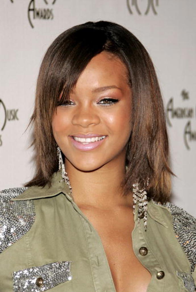 Rihanna se seznámila s Jay-Z a Chrisem Brownem, o němž říká, že je její nejlepší kamarád, ale nechodí s ním. Tento snímek je z udílení American Music Awards z roku 2005.
Rihanna se seznámila s Jay-Z a Chrisem Brownem, o němž říká, že je její nejlepší kamarád, ale nechodí s ním. Tento snímek je z udílení American Music Awards z roku 2005.