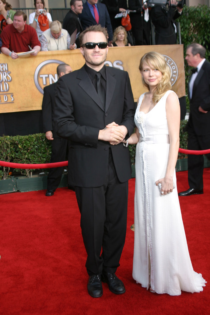 2006

Zde už je vidět Michellin osobitý elegantní styl, který na ní vídáme dodnes. Bílá večerní róba převázaná páskem funguje jako skvělý kontrast k outfitu jejího partnera.
