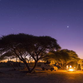 Botswana
O tomto africkém státě se teď mluví mnohem víc, protože princ Harry a Meghan Markle zde strávili svou první společnou dovolenou a všichni také očekávají, že sem pojedou na svatební cestu. Okouzlující a odlehlá krajina je domovem různých afrických zvířat, a tak je místní safari považováno za jedno z vůbec nejlepších, co můžete zažít. Nesmíme opomenout deltu řeky Okavango, kam se můžete vydat v kánoi, ale také potkat například hrochy nebo krokodýly. Místa na spaní také skýtají několik možností - od kempování až po luxusní alternativy. V krásném Abu Campu se soukromými a stylovými šesti pokoji máte navíc šanci, že se sloni budou procházet kolem vašeho okna.
Botswana
O tomto africkém státě se teď mluví mnohem víc, protože princ Harry a Meghan Markle zde strávili svou první společnou dovolenou a všichni také očekávají, že sem pojedou na svatební cestu. Okouzlující a odlehlá krajina je domovem různých afrických zvířat, a tak je místní safari považováno za jedno z vůbec nejlepších, co můžete zažít. Nesmíme opomenout deltu řeky Okavango, kam se můžete vydat v kánoi, ale také potkat například hrochy nebo krokodýly. Místa na spaní také skýtají několik možností - od kempování až po luxusní alternativy. V krásném Abu Campu se soukromými a stylovými šesti pokoji máte navíc šanci, že se sloni budou procházet kolem vašeho okna.