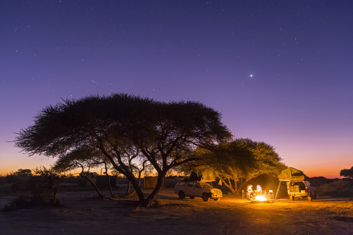 Botswana

O tomto africkém státě se teď mluví mnohem víc, protože princ Harry a Meghan Markle zde strávili svou první společnou dovolenou a všichni také očekávají, že sem pojedou na svatební cestu. Okouzlující a odlehlá krajina je domovem různých afrických zvířat, a tak je místní safari považováno za jedno z vůbec nejlepších, co můžete zažít. Nesmíme opomenout deltu řeky Okavango, kam se můžete vydat v kánoi, ale také potkat například hrochy nebo krokodýly. Místa na spaní také skýtají několik možností - od kempování až po luxusní alternativy. V krásném Abu Campu se soukromými a stylovými šesti pokoji máte navíc šanci, že se sloni budou procházet kolem vašeho okna. 
