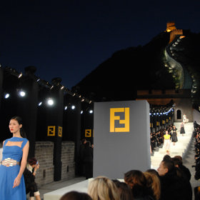 Fendi - jaro/léto 2007

Rok plánování a 10 milionů dollarů stála nejdražší a nejúžasnější přehlídka, která se zapsala do dějin módy. Přehlídkovým molem byla totiž Velká čínská zeď. Ano, čtete správně. Na jeden ze sedmi novodobých divů světa bylo pozváno 500 VIP hostů. 88 modelek se procházelo po nejdelším přehlídkovém mole v historii, které měřilo 2,4 km. Na otázku kde se budou odehrávat další přehlídky, odpověděla majitelka značky Fendi: "Já nevím, možná na Měsíci?". My už by jsme se snad ani nedivili.
