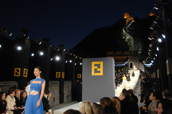 Fendi - jaro/léto 2007

Rok plánování a 10 milionů dollarů stála nejdražší a nejúžasnější přehlídka, která se zapsala do dějin módy. Přehlídkovým molem byla totiž Velká čínská zeď. Ano, čtete správně. Na jeden ze sedmi novodobých divů světa bylo pozváno 500 VIP hostů. 88 modelek se procházelo po nejdelším přehlídkovém mole v historii, které měřilo 2,4 km. Na otázku kde se budou odehrávat další přehlídky, odpověděla majitelka značky Fendi: "Já nevím, možná na Měsíci?". My už by jsme se snad ani nedivili.
