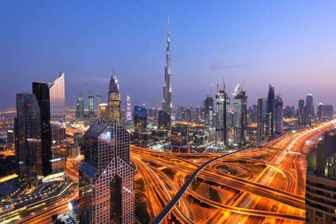 Dubaj, Spojené arabské emiráty

Velmi populární dovolenkovou destinací je nyní jeden ze Spojených arabských emirátů, a sice Dubaj. Pokud chcete zažít neustálý přísun slunce, moře a písku, rozhodně se do tohoto supermoderního města vydejte. Najdete tu mnoho luxusních hotelů a jedním z těch nejnovějších je Bulgari Resort. Leží na svém vlastním ostrově a jsou v něm nejen honosné pokoje a apartmá, plážové vily a soukromé paláce, ale také vůbec první yacht club a lázně, z nichž se po odchodu budete cítit lehčí než vzduch. 

Jenom hodinu cesty od Dubaje se nachází Louvre Abu Dhabi, tedy galerie a muzeum umění, které se otevřelo na konci roku 2017. Je to skutečně mistrovské dílo, co se týče architektury a najdete zde mnoho známých uměleckých děl z celého světa.
