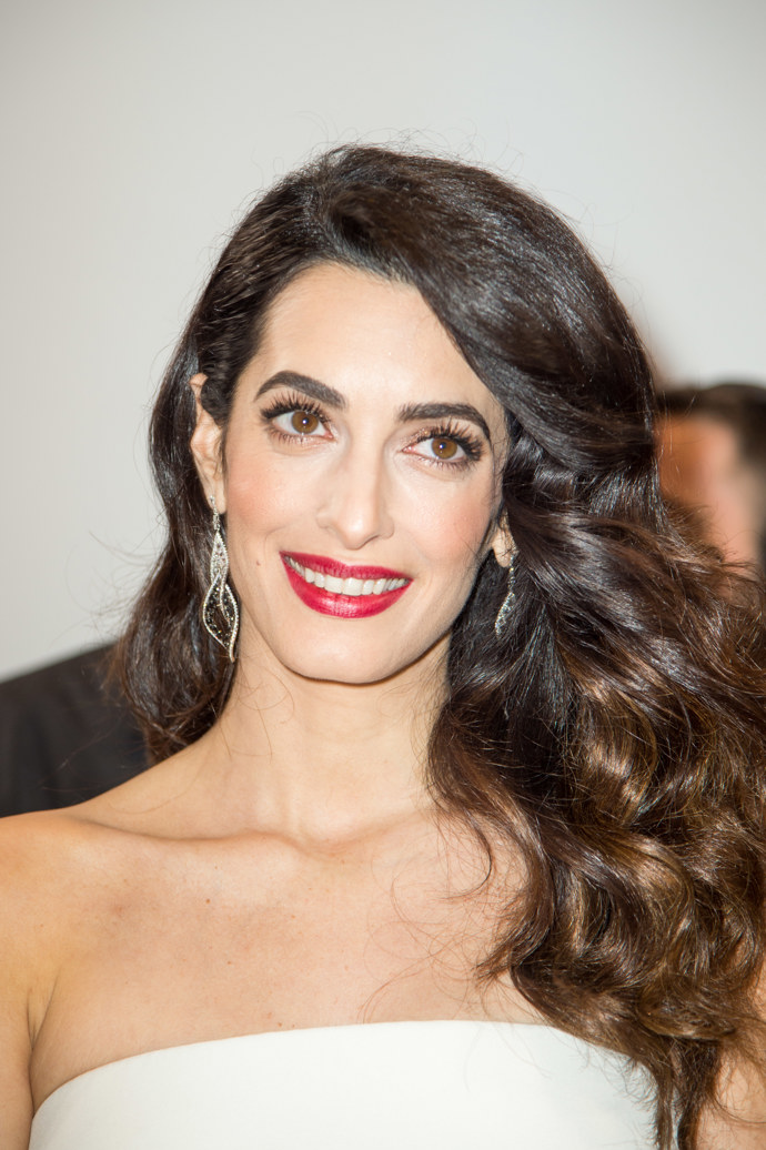 AMAL CLOONEY, OSCAR DE LA RENTA: $380 000

Amal Clooney vsadila na romantické návrhy Oscara de la Renty a nechala si od něj ušít svatební šaty. Byly zdobené francouzskou krajkou a ručně všitými perlami. 
