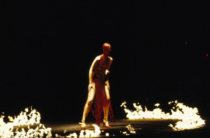 Alexander McQueen – podzim/zima 1998

Kolekce byla inspirována příběhem Johanky z Arku. A to doslova. Finále přehlídky zahrnovalo modelku stojící uprostřed ohnivých plamenů. Pokud se podíváte na záznam, všimněte si jednoho rozdílu od dnešních módních přehlídek. Nechybí tam něco? Vzhledem k tomu, že před dvaceti lety neměly mobilní telefony foťáky, nelemuje molo záplava smartphonů. To už se dnes jen tak nevidí.

