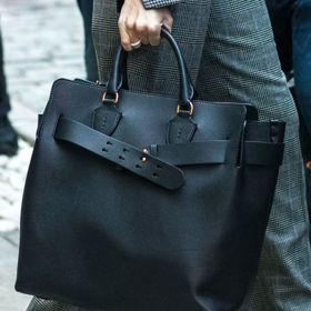 Klasická černá shopper bag

Víte, že vás čeká celý den ve městě a potřebujete si s sebou vzít laptop, pití, desky s různými papíry, peněženku, mobil, klíče, nabíječky, parfém, kosmetickou taštičku a další nezbytnosti? Tak přesně k tomu slouží takzvaná shopper bag, která pojme všechny tyhle nezbytnosti a ještě něco navíc.
