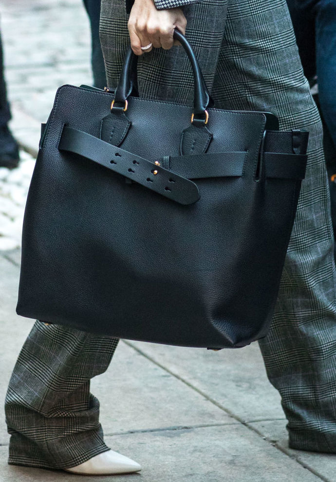 Klasická černá shopper bag

Víte, že vás čeká celý den ve městě a potřebujete si s sebou vzít laptop, pití, desky s různými papíry, peněženku, mobil, klíče, nabíječky, parfém, kosmetickou taštičku a další nezbytnosti? Tak přesně k tomu slouží takzvaná shopper bag, která pojme všechny tyhle nezbytnosti a ještě něco navíc.
