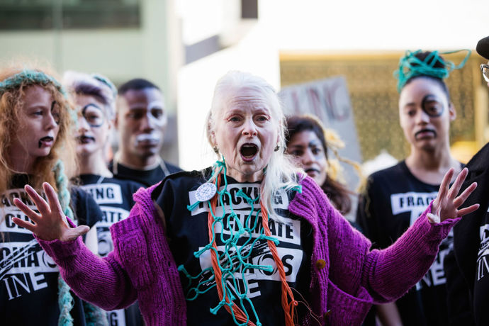 Vivienne Westwood

Návrhářka se zúčastnila vlastní venkovní pop-up přehlídky performerského charakteru
