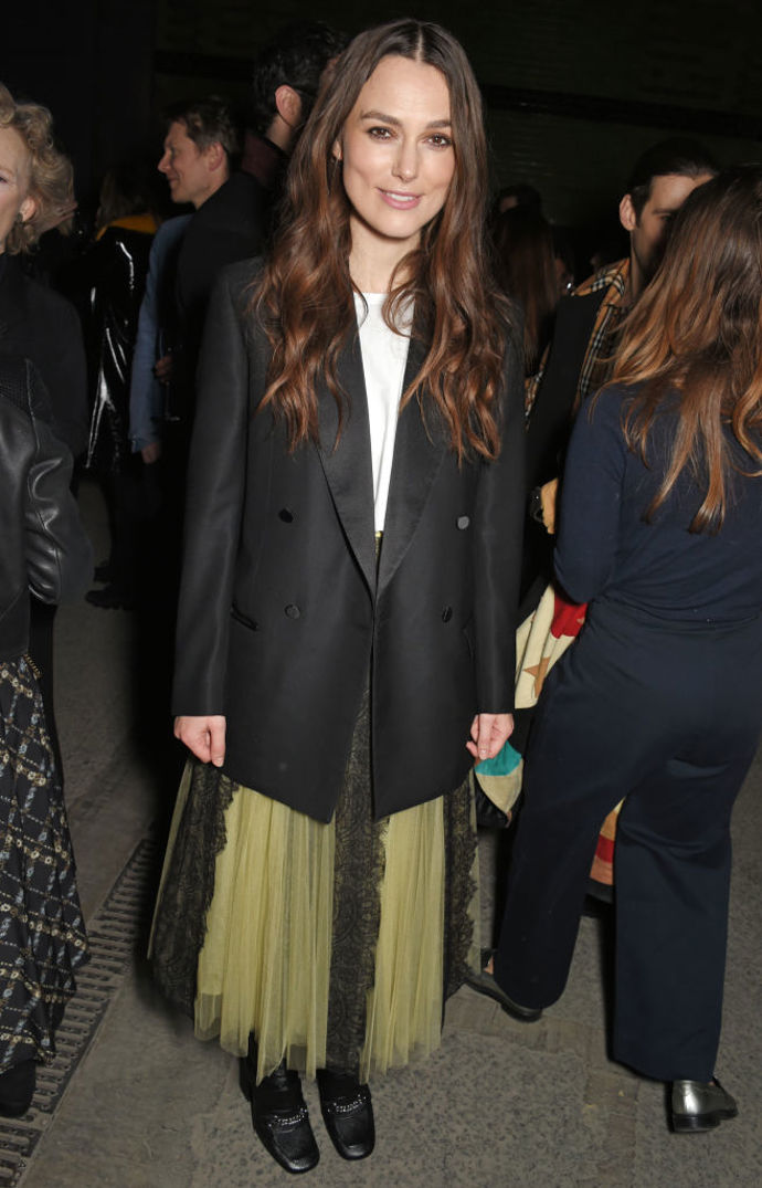 Keira Knightley vyrazila na přehlídku Burberry oblečená od hlavy až k patě právě v této značce

 

