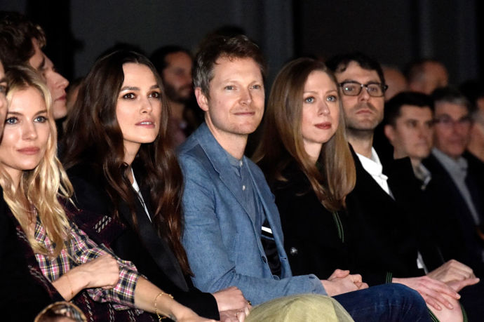 Na přehlídku Burberry dorazila kromě Keiry také herečka a modelka Sienna Miller, herec Simon Woods, dcera Billa a Hillary Clintonových Chelsea Clinton a její manžel bankéř Marc Mezvinsky.
