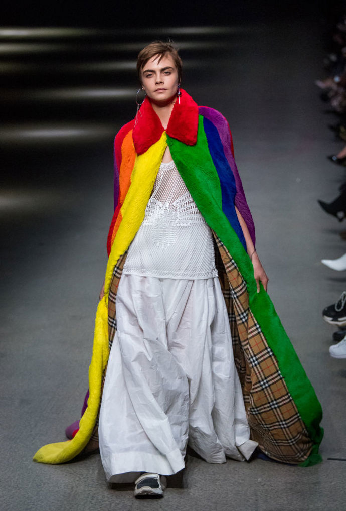 Cara Delevingne

A ani na přehlídkovém molu nebyla o celebrity nouze, Cara Delevingne se značkou Burberry spolupracuje už dlouho.
