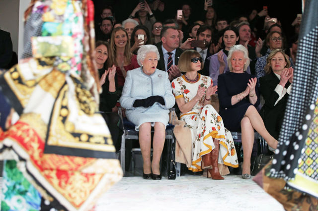 Britská královna poprvé navštívila londýnský fashion week