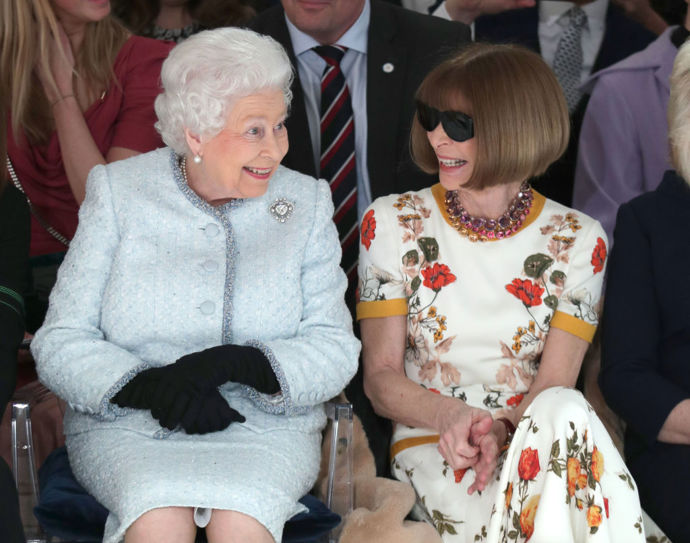 A letos na londýnském týdnu módy nechyběla vůbec poprvé ani britská královna Alžběta II. Na přehlídce mladého návrháře Richarda Quinna seděla v první řadě hned vedle Anny Wintour.
