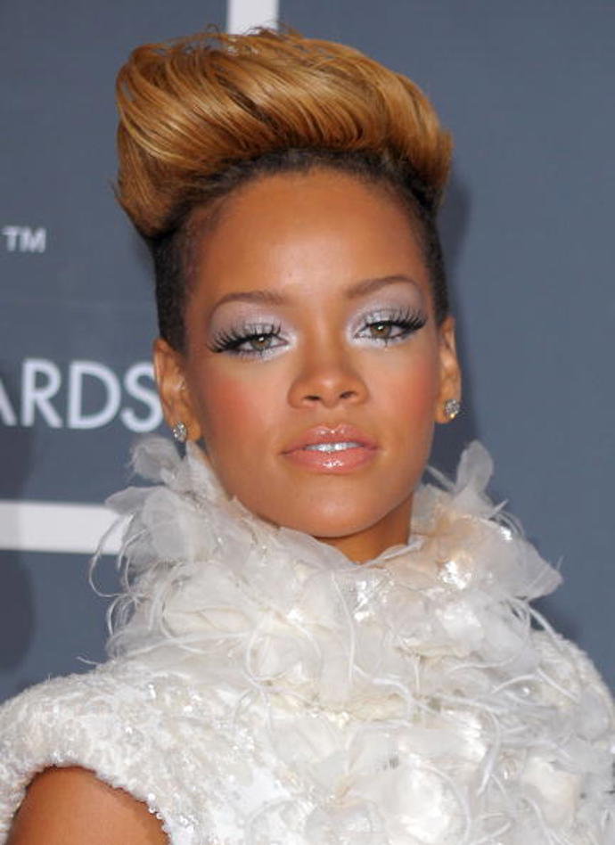 Na udílení cen Grammy v roce 2010 Rihanna vyhrála kategorii Best Collaboration s Jay-Z a Kanye Westem.
Na udílení cen Grammy v roce 2010 Rihanna vyhrála kategorii Best Collaboration s Jay-Z a Kanye Westem.