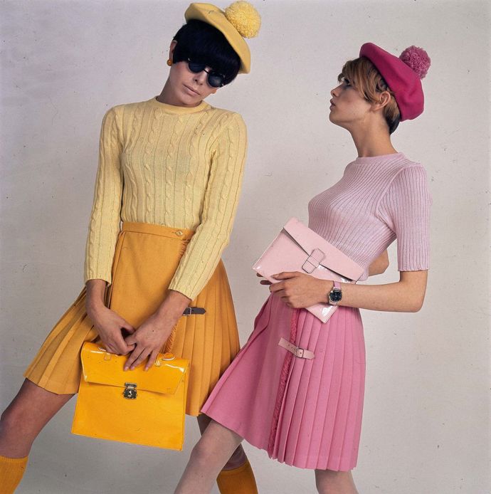 1966

Zdá se vám, že už jste tuhle fotografii někde viděla? Ano, velmi podobně totiž vypadají i dnešní módní kampaně. Pastelové barvy, plisované sukně, pletené svetry a barety jsou totiž nesmírně trendy kousky, které dnes najdeme téměř v každém obchodě.
