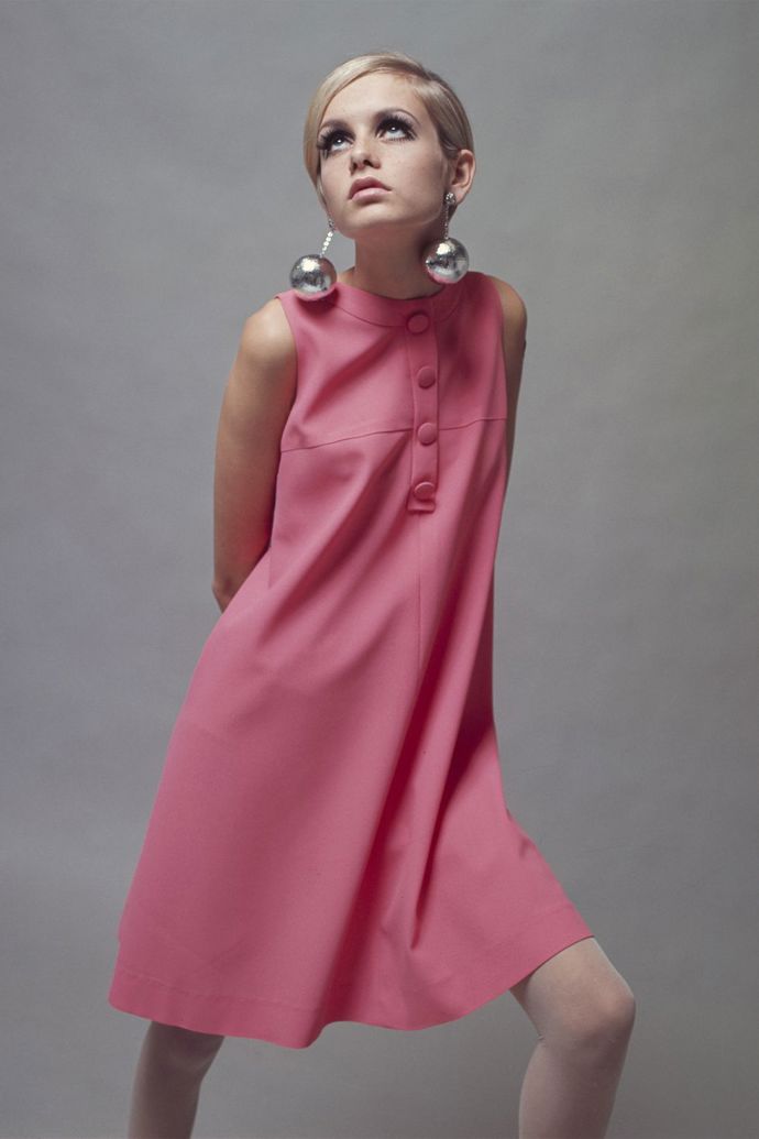 1966

Ikona módy a stylu Twiggy proslavila růžové košilové minišaty a stříbrné výrazné náušnice.

