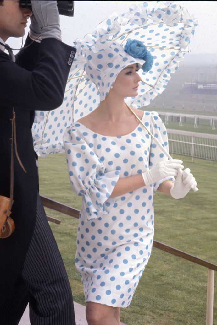 1965

Puntíky, kam se podíváte! Dnes už je tento vzor braný spíš jako výstřelek, tehdy byl však ztělesněním elegance, a tak nešlo o žádné faux-pas, když takový outfit žena zvolila třeba i na koňské dostihy.
